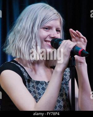 Bala Cynwyd, Pennsylvania, USA. Xx Aprile, 2016. Norwegian Singer-Songwriter Aurora visita Radio 104.5's teatro delle prestazioni. Foto Stock