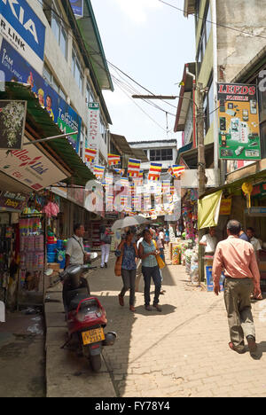 Scena di strada nel trafficato centro cittadino di Kandy Sri Lanka..people shopping. Foto Stock