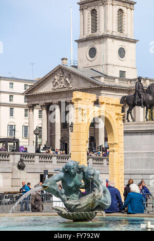 Palmyra Arco di Trionfo replica con Trafalgar Square fontane, London WC2 UK con St Martins nel campo chiesa dietro Foto Stock