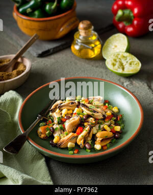 Un delizioso stile messicano cozza con insalata di fagioli neri, il coriandolo, pepe rosso jalapeno e il mais. Foto Stock