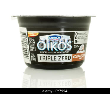Winneconne, WI - 17 GEN 2016: contenitore di Dannon Oikos lo yogurt greco in cocco aroma crema Foto Stock
