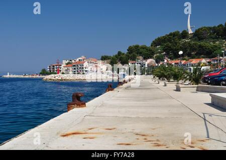 Porto di podgora in Croazia con il mare in orizzonte e il monumento del gabbiano ali. podgora è una rinomata località di villeggiatura. Foto Stock