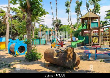 Svuotare il parco giochi per i bambini nel parco della città. Vada, Italia Foto Stock