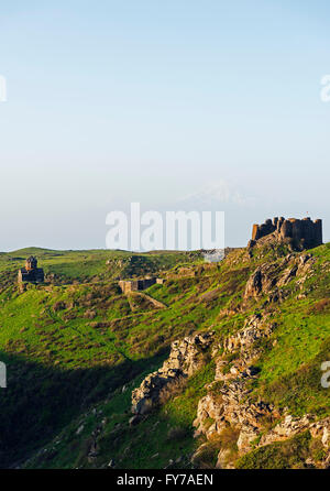 Eurasia, regione del Caucaso, Armenia, Aragatsotn provincia, Amberd VII secolo Fortezza sul Monte Aragats, Mt Aratat (5137m) in Turchia Foto Stock