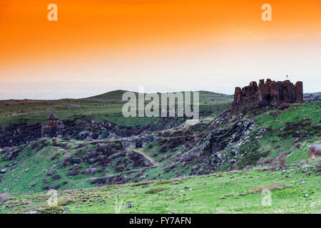 Eurasia, regione del Caucaso, Armenia, Aragatsotn provincia, Amberd VII secolo Fortezza sul Monte Aragats, Mt Aratat (5137m) in Turchia Foto Stock