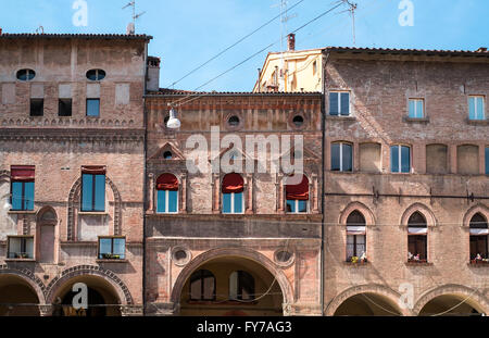 Peculiare di windows su edifici rinascimentali di facciate in Bologna centro Foto Stock