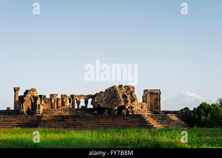 Eurasia, regione del Caucaso, Armenia, Zvarnots rovina archeologica, Sito Patrimonio Mondiale dell'Unesco il Monte Ararat (5137m) in Turchia behin Foto Stock