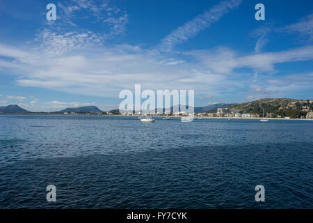 Mallorca spiaggia con cielo tempestoso, riva del mare senza persone Foto Stock