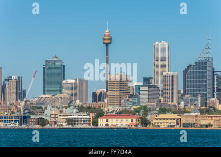 Australian Sydney landmark - Città alta CBD aumenta e torri formando megapolis cityscape giornata estiva dal porto di Sydney Foto Stock