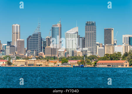 Australian Sydney landmark - Città alta CBD aumenta e torri formando megapolis cityscape giornata estiva dal porto di Sydney Foto Stock