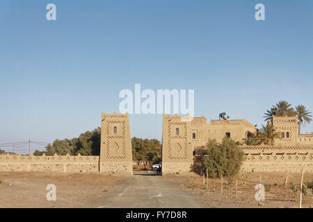 Ingresso torri di Auberge Hassan Oufkir hotel a Merzouga vicino alla Erg Chebbi deserto in Marocco Foto Stock