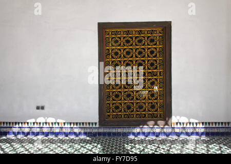 Parete e dettagli in stucco nel retro del cortile di Palazzo Bahia a Marrakech, Marocco. Foto Stock