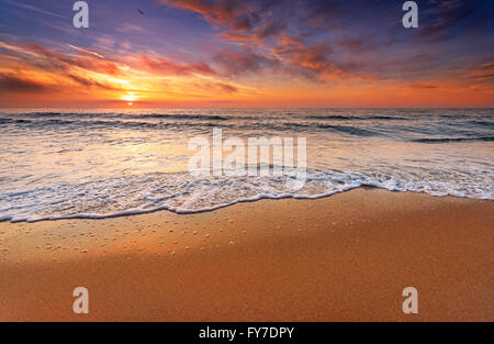 Bella cloudscape sul mare, sunrise shot. Foto Stock