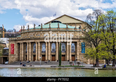 Staatstheater Stuttgart, Teatro di Stato, classica esterno dell'edificio accanto al lago Eckensee, Oberer Schlossgarten Foto Stock