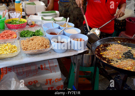 Materiale per la cottura di tailandese spaghettini fritti con gamberi o Thai chiamato Pad Thai Goong Sod in vendita le persone nel mercato Foto Stock