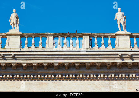 Sculture sul tetto, Palazzo dei Conservatori Piazza del Campidoglio Roma Lazio Italia Europa Foto Stock