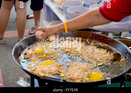 Materiale per la cottura di tailandese spaghettini fritti con gamberi o Thai chiamato Pad Thai Goong Sod in vendita le persone nel mercato Foto Stock