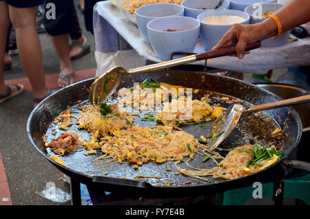 Involtini primavera crudi avvolti in carta di riso in una stalla alimentare  di strada, Thailandia Foto stock - Alamy