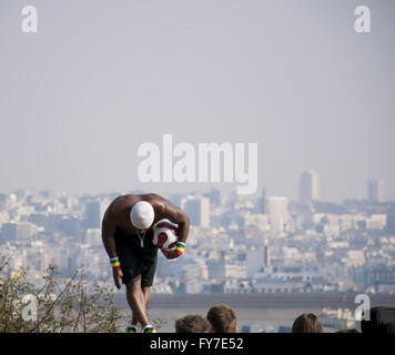 Un artista di calcio a Montmartre a Parigi Foto Stock