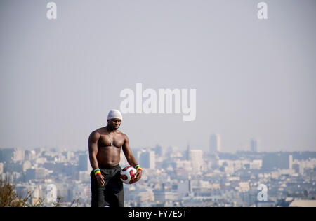 Un artista di calcio a Montmartre a Parigi Foto Stock