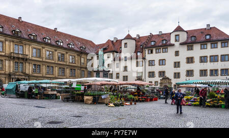 Alte Kanzlei. Cancelleria vecchio edificio, il monumento a Schiller scultura e dell'agricoltore sul mercato Schillerplatz, Stoccarda, Germania Foto Stock