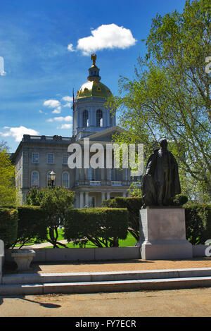 Campidoglio dello Stato del New Hampshire, Stati Uniti d'America statehouse e dome, la statua in bronzo di U.S. Il presidente Franklin Pierce. Foto Stock