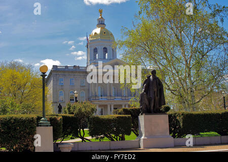 Campidoglio dello Stato del New Hampshire, Stati Uniti d'America statehouse e dome, la statua in bronzo di U.S. Il presidente Franklin Pierce. Foto Stock