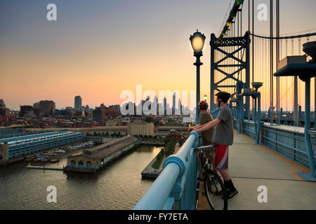 Skyline al tramonto da Benjamin Franklin Bridge, Philadelphia, Pennsylvania, STATI UNITI D'AMERICA Foto Stock