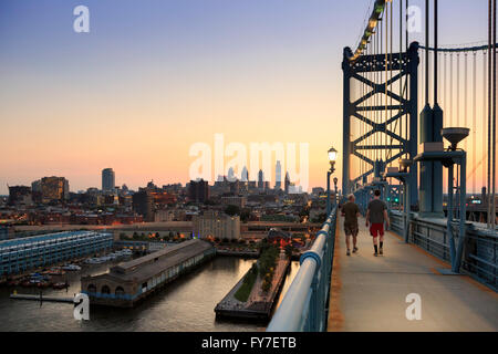 Skyline al tramonto da Benjamin Franklin Bridge, Philadelphia, Pennsylvania, STATI UNITI D'AMERICA Foto Stock