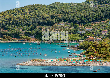 La spiaggia di Isola Palmaria di fronte alla costa di Portovenere presso la costa ligure, Nord Est Italia. Foto Stock