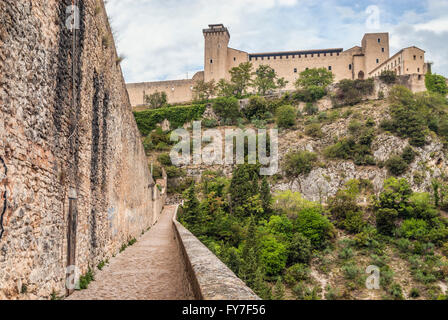 Vista dal ponte acquedotto Ponte delle Torri alla Rocca Albornoziana, Spoleto, Umbria, Italia Foto Stock