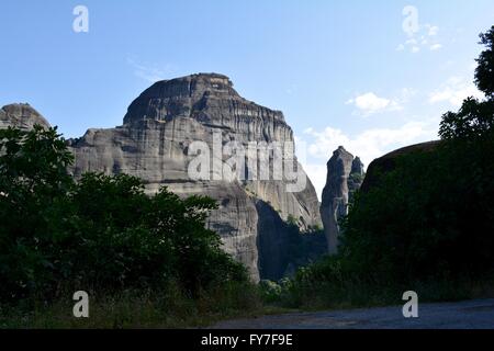 Enormi monoliti di roccia in meteora in Grecia centrale Foto Stock