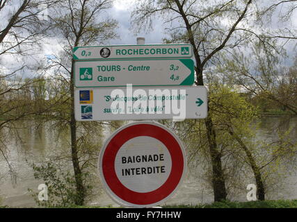 Segno in bicicletta nei pressi di Rochecorbon France Aprile 2016 Foto Stock