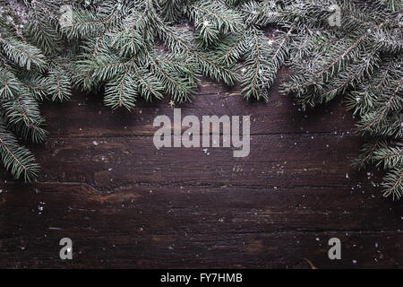 Natale e Anno Nuovo decorazione composizione. Vista superiore della pelliccia-rami di albero su sfondo di legno con posto per il testo Foto Stock