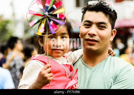 Kid giocando con il vento ruota Foto Stock