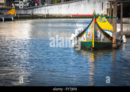 Tipico Moliceiro,gondole in Vouga river. Aveiro, Portogallo Foto Stock