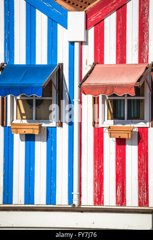 A strisce colorate case di pescatori in blu e rosso, Costa Nova, Aveiro, Portogallo Foto Stock