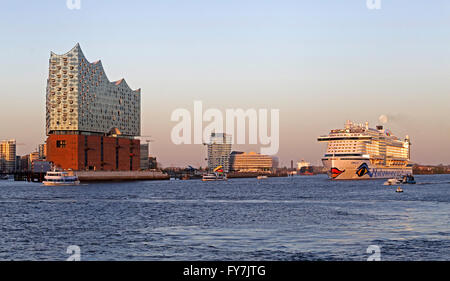 Elbe Philharmonic Hall, nave da crociera "AIDAprima', città portuale di Amburgo, Germania Foto Stock