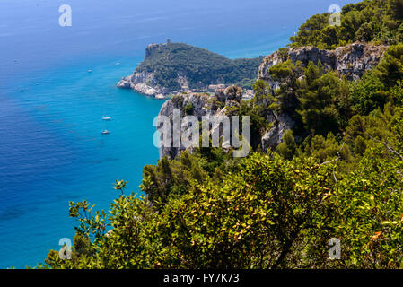 Il colore del mare Mediterraneo vicino a Varigotti Foto Stock