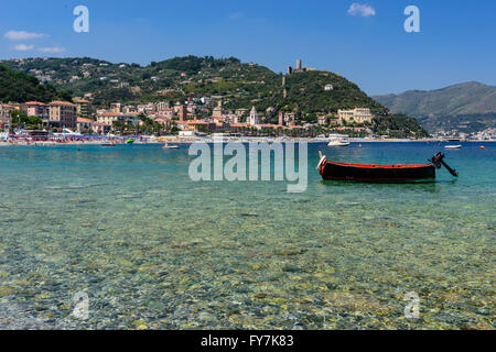Vista sul villaggio ligure di Noli sul Mare Mediterraneo Foto Stock