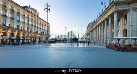 Serata panorama di Bordeaux, la Place de la Comédie, con il Regent Grand Hotel sulla sinistra e Le Grand Théâtre sulla destra Foto Stock