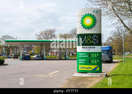 Il prezzo del carburante, BP e il piazzale antistante, Coventry Foto Stock