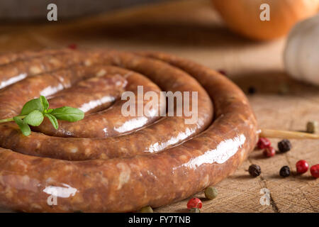 Salame crudo sul tagliere di legno Foto Stock