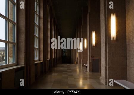 Il lungo corridoio con un alto soffitto in Alte Pinakothek Museum di Monaco di Baviera Foto Stock