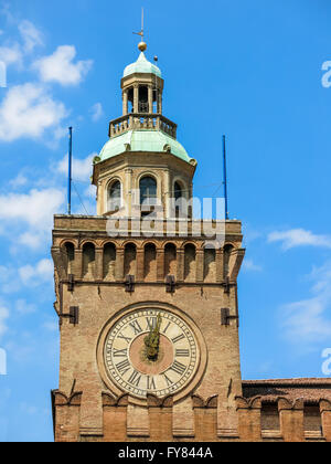 La torre dell'orologio di Palazzo d'Accursio municipio sulla Piazza Maggiore a Bologna, Emilia Romagna, Italia Foto Stock