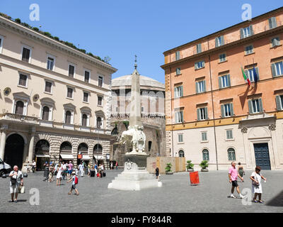 Elefante e obelisco del Bernini a Piazza della Minerva e sullo sfondo il Pantheon a Roma Italia Foto Stock