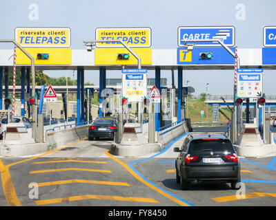 Vetture a autostrade (autostrada, autostrada) pedaggio in Italia. Pagamento con Telepass o carta. Foto Stock