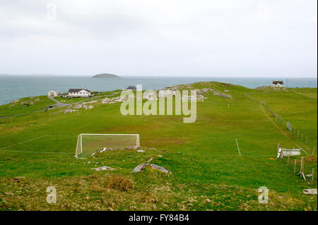 Un remoto campo di calcio sulla Isola di Eriskay nelle Ebridi Esterne, Western Isles della Scozia. Foto Stock