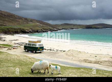 Spiaggia Huisinish Ebridi Esterne. Una VW camper parcheggiato a Huisinish beach, Isle of Harris, Ebridi Esterne della Scozia GB, 24/05/15 Foto Stock