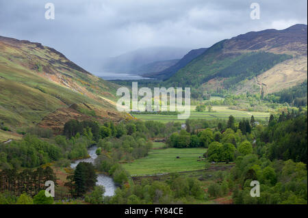 Strath più ad ovest del fiume di Ginestra in esecuzione attraverso Strath più in testa al Loch scopa vicino alla giunzione Braemore Foto Stock
